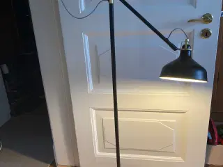 Standerlampe fungerer fint, pæn, sort m. gyldent