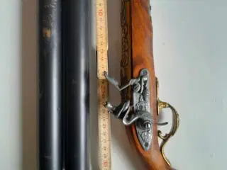 Sværd, daggerter og pistol replica