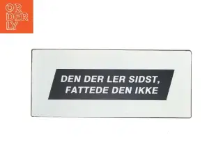 Metalskilt med citat fra La Finesse (str. 30,5x13 cm)