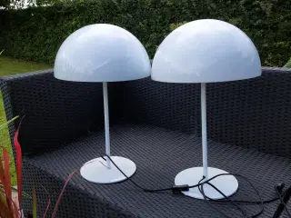 2 hvide bordlamper