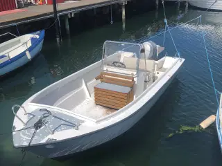 Stabil stor båd m højt fribord