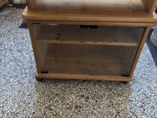 TV bord i ludbehandlet fyr