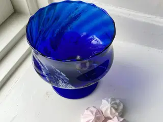 Blå m swirl og hvidmelering, på fod