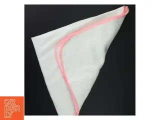 Hvidt bomuldsklæde med lyserød kant fra Tæppe (str. 75 x 65 cm)