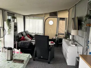 Fastligger campingvogn med stor fortelt