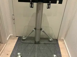 Spectral TV-stander i glas og stål – elegant og st