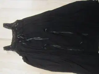Str. M, sort anderledes kjole
