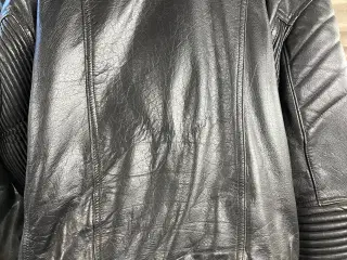 Læderjakke og bukser.