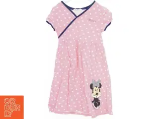 Lyserød børnekjole med polkaprikker og Minnie-motiv fra H&M (str. 122)