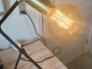 Bordlampe med pære og tre metalben