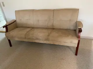 Sofa med tæt velourstof. 