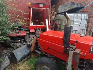 Lille traktor sælges med en del tilbehør