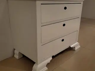 Hvidmalet kommode