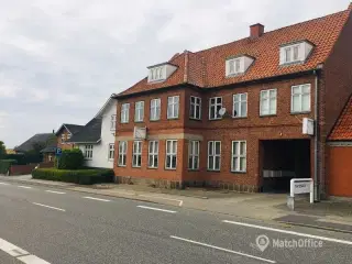 Velholdt rødstensejendom med både bolig- og erhvervslejemål