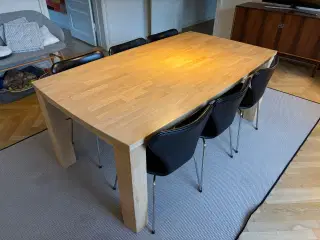 Spisebord i massiv eg