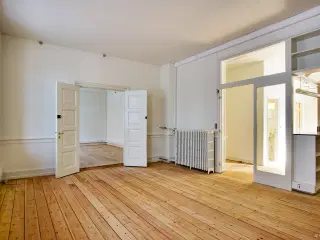 Kontor/klinik i centrum - kan udvides. Se prisen!