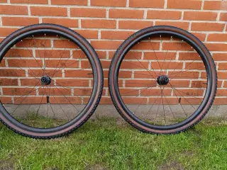 Gravel dæk og fælge "Bontrager og Pirelli" 