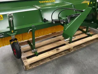 Thyregod TK 2800 med nylon børster og hydraulisk sving. brede 2800 og feje brede 2500