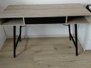 Flot skrivebord med sort skuffe.