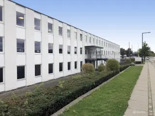 Flot lagerlejemål beliggende i en gennemrenoveret ejendom i Glostrup.