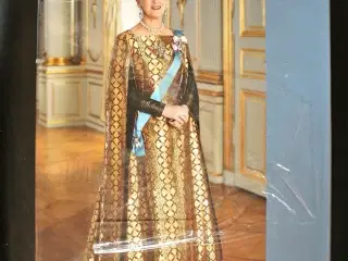 dronning margrethe. ny stadig i plast, af karin pa