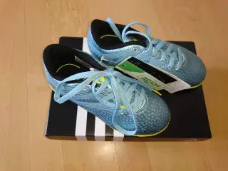 Nye Adidas Messi sportssko. Str 28