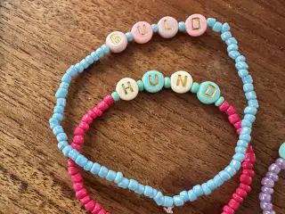 Hjemmelavet armbånd med tekst på 
