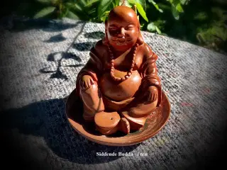 * Siddende Buddha - i træ