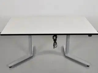 Hæve-/sænkebord med ny hvid plade på alugrå stel