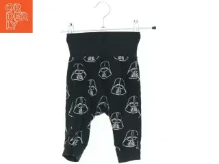 Sort babybukser med Darth Vader motiv fra H&M (str. 68)
