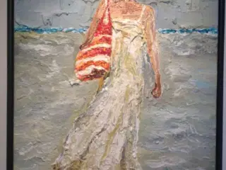 Ung kvinde på strandtur "