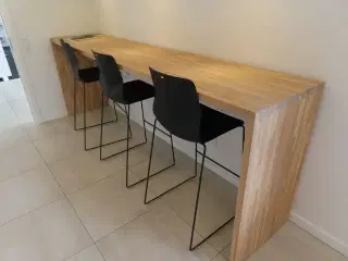 Højbord med 3 stole 300x61 cm.