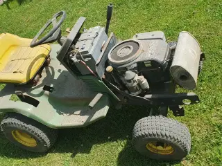 Plænetraktor John Deera