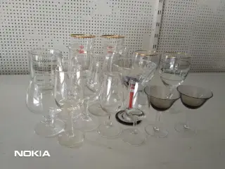 18 glas og gamle Carlsberg glasbakker