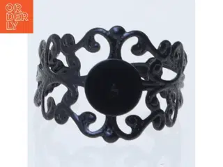 Sort dekoreret ring (str. 63 mm)