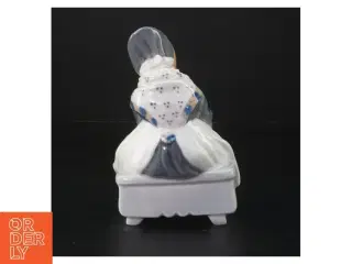 Porcelænsfigur af kvinde, Royal Copenhagen fra Royal Copenhagen (str. H. 14 cm)