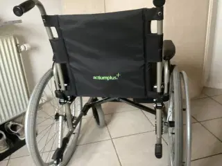 Actiumplus kørestol med siddepude 