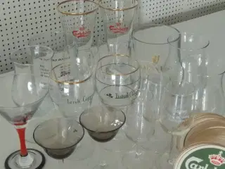 18 glas og gamle Carlsberg glasbakker
