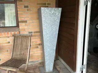Galvaniseret blomster “krukker” sælges