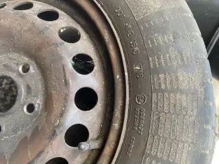 Sommerdæk på fælg 4 stk, sælges kun fordi alufælge