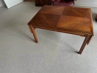 Sofabord i mørkt træ