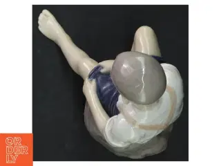Dreng på sten, Bing & Grøndahl figur nr. 1757 fra B&G (str. H. 20,5 cm)