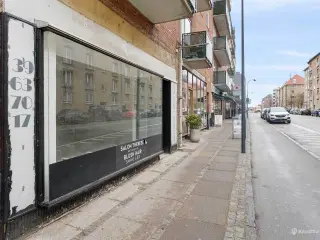 78 m² butikslokale med fremragende facadeeksponering på Ordrupvej