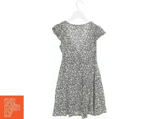 Blomsterkjole med dyb v-hals fra H&M (str. 140)