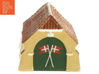 Miniature model af bygning med dannebrogsflag fra Trip Trap (str. 11x7x6 cm)