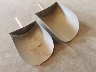 Aluminium foderskovle, 1 stor og 1 lille,         
