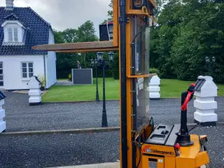 STÆRK DAME