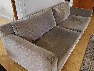 Lysegrå sofa 