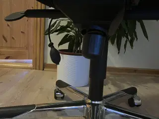 Flot kontorstol. Model BERG MB 86 med luftpude.