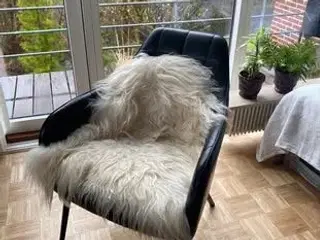 Lænestol i sort kunstlæder